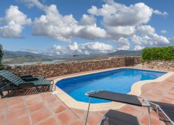  Zwembad en uitzicht vanaf Cortijo El Pajar in El Gastor